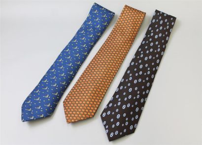 null HERMÈS. Ensemble de trois cravates, l'une bleue en soie à motifs d'inuits multicolores,...