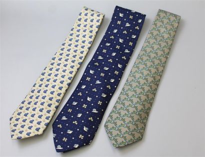 null HERMÈS. Ensemble de trois cravates, l'une beige à motifs de grenouilles bleues,...