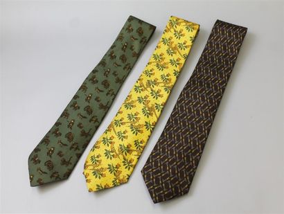 null HERMÈS. Ensemble de trois cravates, l'une marron à motifs or et gris en soie,...