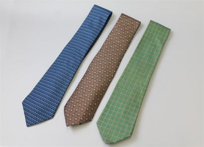 null HERMÈS. Ensemble de trois cravates, l'une verte à motifs de cercles gris en...