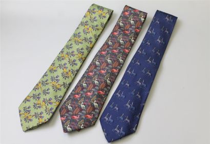 null HERMÈS. Ensemble de trois cravates en soie, l'une verte à motifs de faisans,...