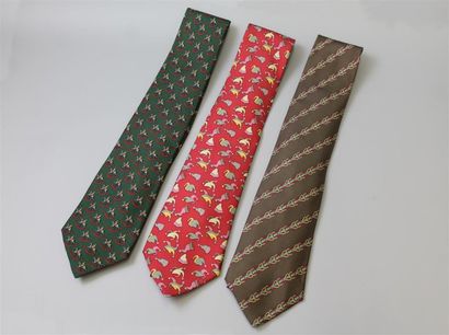 null HERMÈS. Ensemble de trois cravates, l'une marron à motifs verts et rouges en...