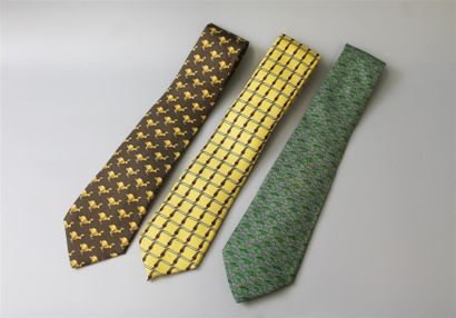 null HERMÈS. Ensemble de trois cravates, l'une verte à motifs de zèbres en soie,...