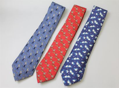 null HERMÈS. Ensemble de trois cravates, l'une bleue à motifs de pélicans et de poissons...