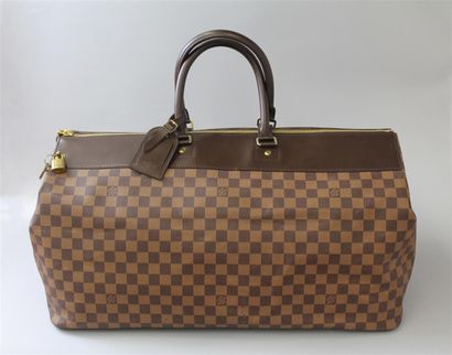 null LOUIS VUITTON. Sac de voyage. Toile à damier, cuir marron. Avec son cadenas....