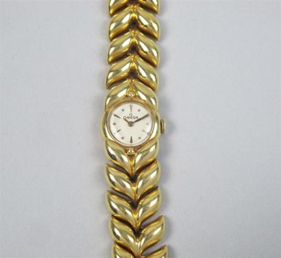 null OMEGA. Montre ronde de dame en or jaune (750 °/°°) (18K), bracelet à mailles...