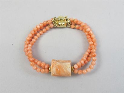 null Bracelet composé d'un triple rang de perles de corail de couleur rose orangé,...