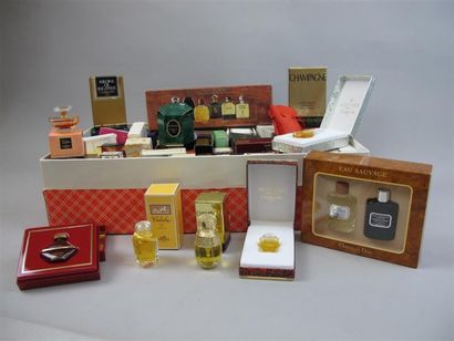 null Assortiment de 82 diminutifs parfums dans leur boite de Ralph Lauren, Dior,...
