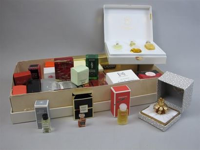 null Assortiment de 28 diminutifs parfums dans leur boite de Nina Ricci, Kenzo, Chanel,...