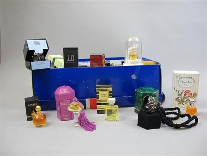 null Assortiment de 50 diminutifs parfums dans leur boite de Lanvin, Yves Saint Laurent,...