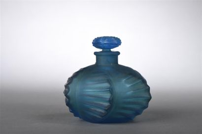 null René Lalique - "Camille" - (années 1920), flacon en verre pressé moulé teinté...