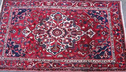 null Grand HAMADAN (Iran), fond rouge brique à médaillon central floral stylisé....