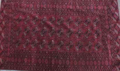 null TEKKE BOUKHARA vers 1960. A fond rouge rubis à décor classique de gülhs. 190...