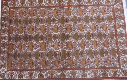 null Fin CACHEMIRE laine et soie (Inde) vers 1990. A décor zily sultan semis de vases...