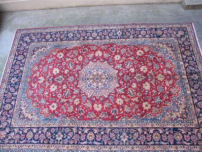 null Important et fin ISPAHAN (Iran) vers 1985. Sur fond rubis à motif central floral...