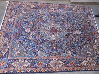 null Important KACHMAR (Iran) dit tapis de Palais 1990. Fond bleu nuit, décor floral,...