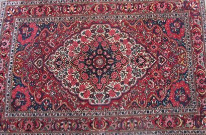 null BAKTIAR-SENNAM, Iran vers 1960. Belle polychromie. 217 x 143 cm. Champ rouge...