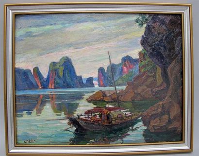 null Gustave Martinien SALGE (1878-1946). "Sampan en Baie d'Along". Huile sur carton...