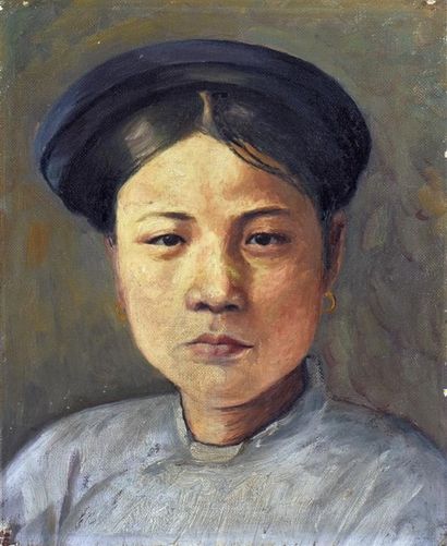 null Ecole de Hanoï (XXe siècle). Portrait de femme tonkinoise. Huile sur toile signée...