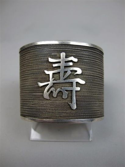 null Bracelet manchette en argent à décor tressé et idéogramme chinois. Poids: 54g....