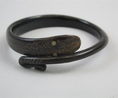 null Bracelet en corne en forme de serpent enroulé, la tête et la queue ciselés d'un...
