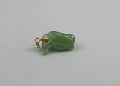 null Pendentif en jade-jadéite de couleur verte (teinté) en forme de poivron, la...