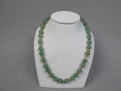 null Collier formé de perles de jade-jadéïte de couleur verte et de pastilles d'or...