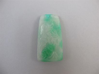 null Pendentif de forme rectangulaire en jade-jadéite à veines vert vif (peut-être...