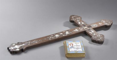 null Importante croix en bois exotique ornée d'un riche décor d'incrustations de...