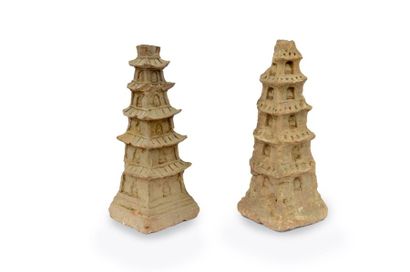 Deux stupa votifs à base rectangulaire, en...