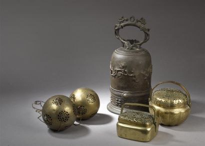 null Cloche en bronze, à battant rapporté, la couronne à prise de branches de prunier,...