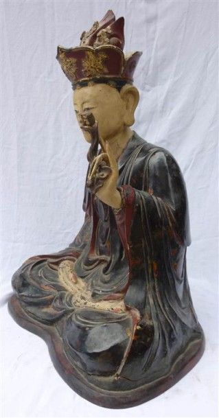 null 1800 Bouddha assis tenant une fleur Bois sculpté laqué. Ocre jaune, or, rouge...