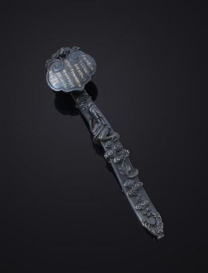  Sceptre de type ruyi en bronze à patine sombre, la tête du sceptre en forme de champignon...