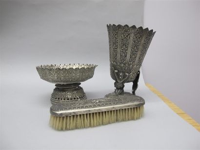 null Ensemble comprenant une brosse à monture en argent 800°/°° à décor d'une danseuse...