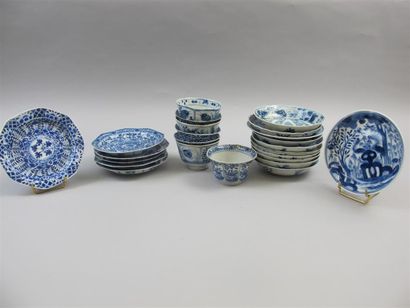 null Lot de 7 tasses et 17 sous-tasses dépareillées en porcelaine à décor en bleu...