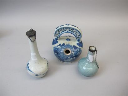null Petit vase en porcelaine craquelé monture en métal (manque bouchon) H.10.5 cm....