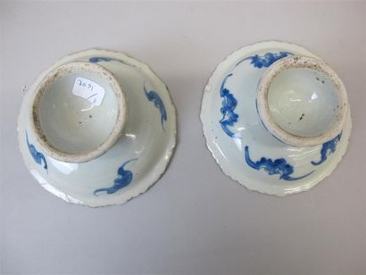 null Lot de deux coupes sur pied, de forme polylobée, en porcelaine à décor en bleu...