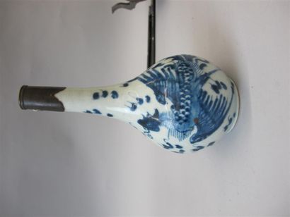 null Petit vase bouteille en porcelaine à décor en bleu d'un phénix et d'une perle...