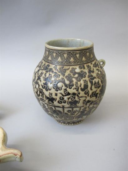 null BIEN HOA. Vase ovoïde à anses en grès à fond gris, émaillé de motifs stylisés...