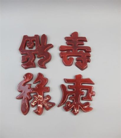 null Ensemble de 4 idéogrammes chinois émaillés rouge numérotés au pinceau (un idéogramme...