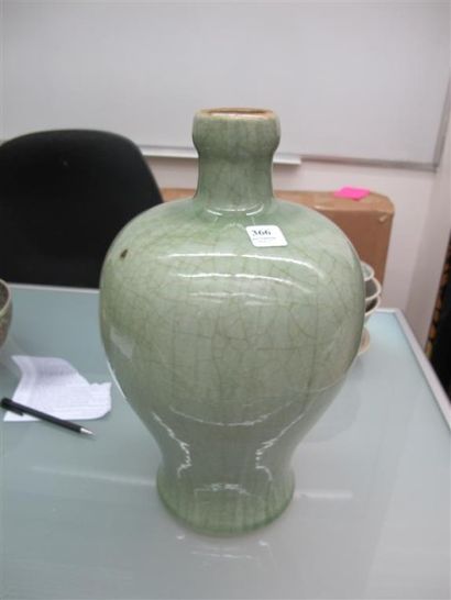 null Grand vase en céramique céladon. Asie du Sud-est, XXeme siècle. Haut. 37 cm...