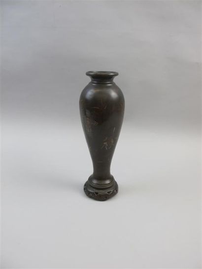 null Vase en bronze à décor émaillé de cavaliers. Indochine, fin du XIXème-début...