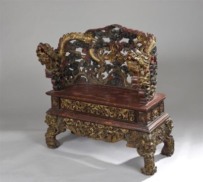 null Grand fauteuil au dragon en bois laqué rouge, noir et or. Sculpté et ajouré...