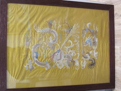 null Broderie polychrome sur soie jaune d'or à décor de dragons. Encadrée. Indochine,...