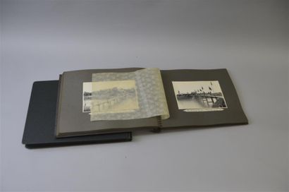 null 1922-1937 Deux albums photographiques Une reliure cuir verte contenant une collection...