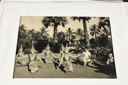 null 1950 Un ensemble de 6 photographies du Cambodge (tirages d'époque sous passe-partout)...