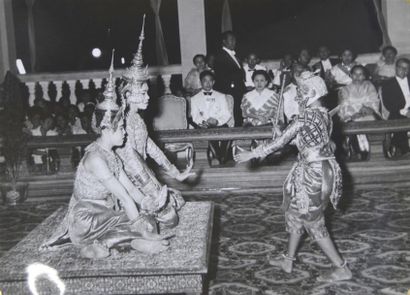 null 1956 Le couronnement de leurs Majestés le Roi Norodom Suramarit et la Reine...