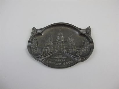 null Paris - 1931. Cendrier en métal orné du Temple d'Angkor Vath, souvenir de l'Exposition...