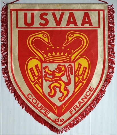 null Fanion de l'US Valenciennes pour la Coupe de France 1987. Le club du Hainaut...