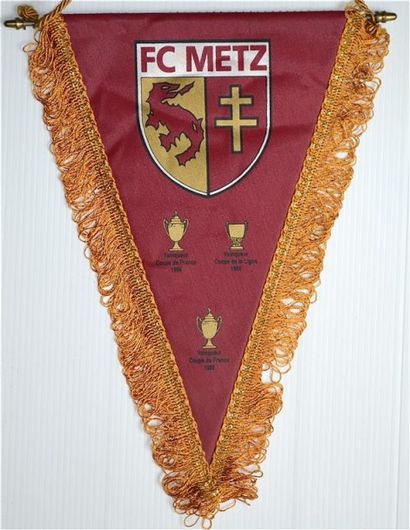 null Fanion commémoratif du FC Metz avec les victoires du club en Coupe de France...